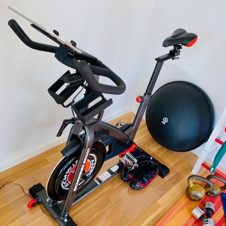 Ein Indoor Bike im Home Gym.