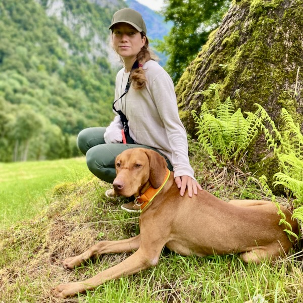Longevity Coach Sabrina Bergmann mit ihrem Hund Koa in der Natur als Symbol für ein gesundes, langes Leben