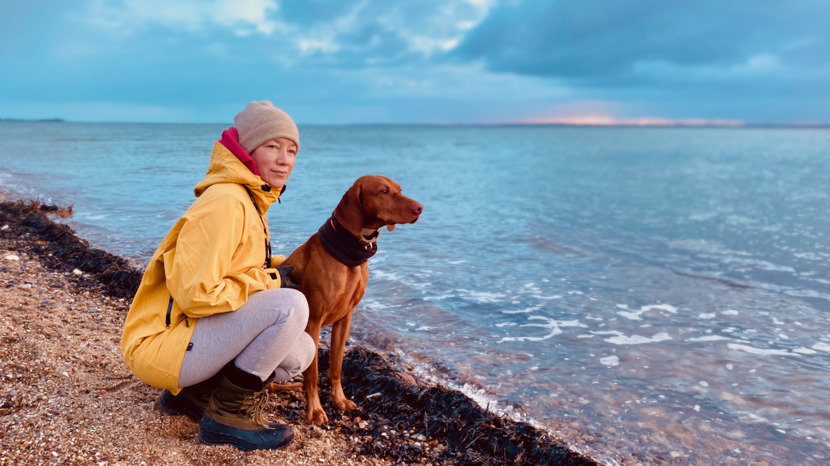 Autorin Sabrina mit ihrem Hund am Meer – Symbolbild für Natürlichkeit und Balance beim Immunsystem stärken mit Zink
