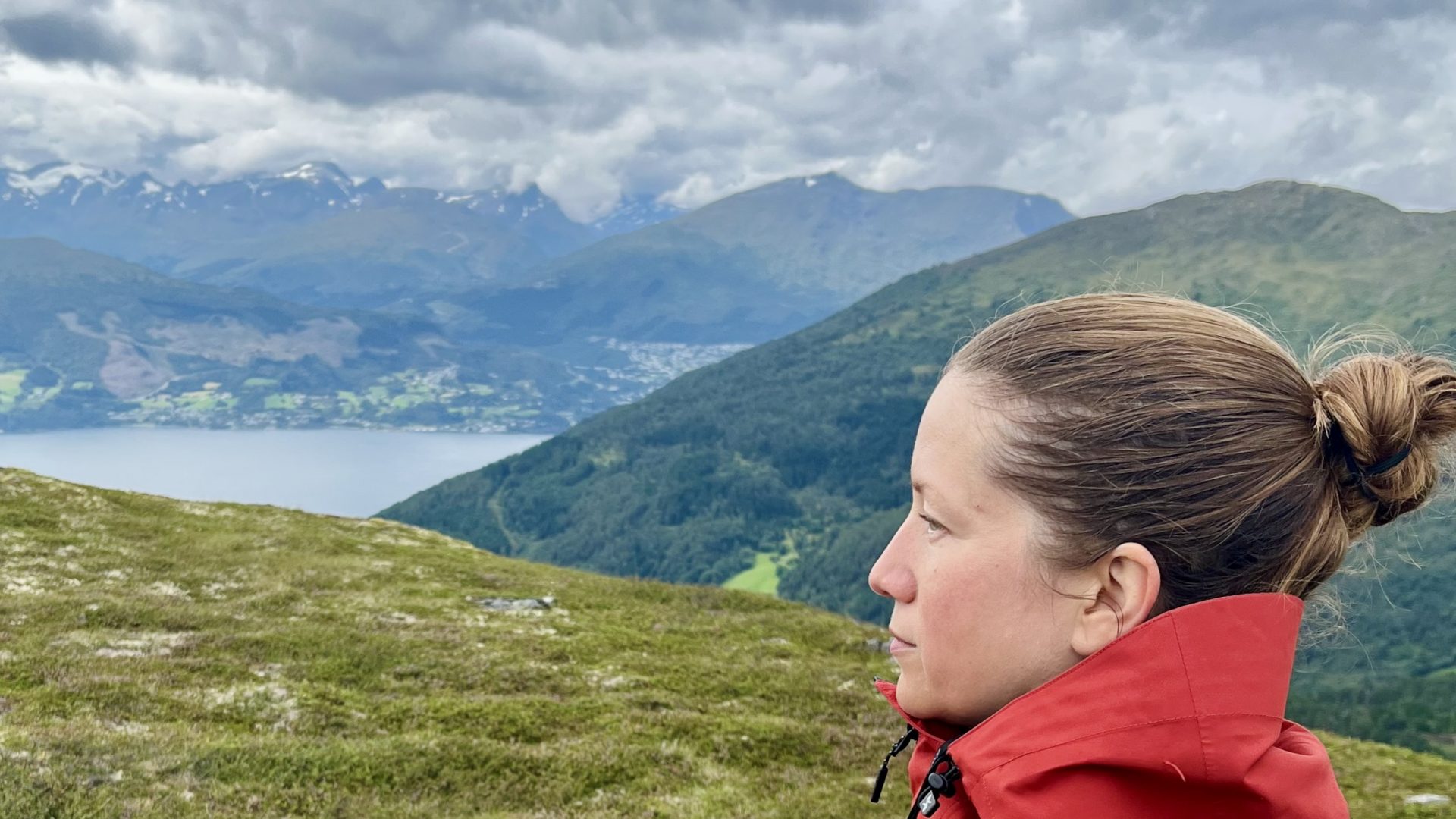 Sabrina Bergmann steht auf einem Gipfel in Norwegen und blickt nachdenklich in die Ferne – Symbol für Selbstverantwortung, Longevity und bewusste Gesundheitsvorsorge, wie Mineralstoffmangel durch Blutuntersuchungen verhindern.
