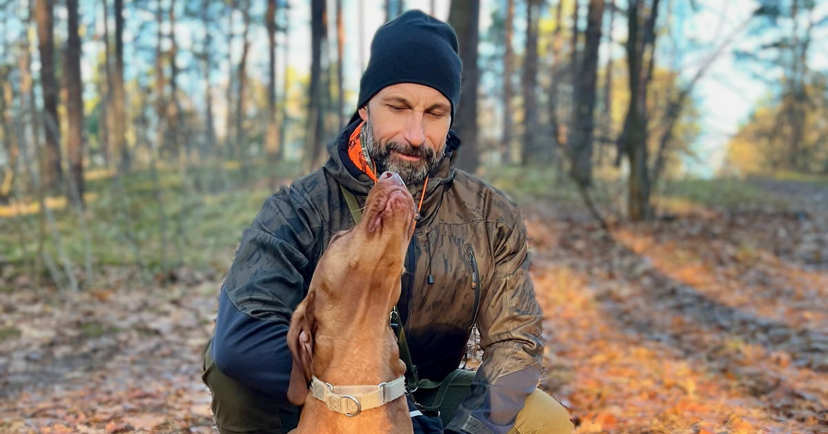 Porträt von René Bergmann (Experte für Chrom und Blutzucker) mit Hund Koa im Herbstwald. Dieses Bild unterstreicht Renés Expertise zum Thema Insulinresistenz und datenbasiertes Biohacking von A Good Life.