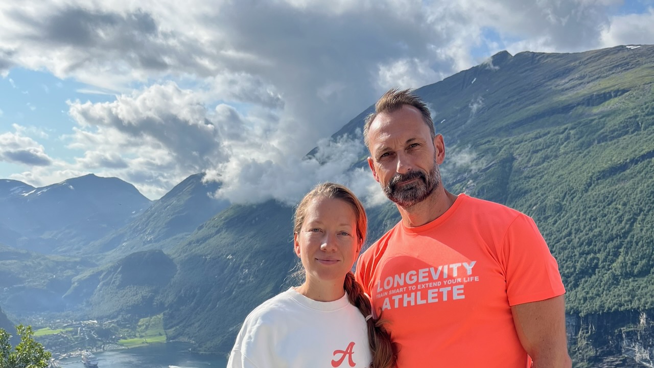 Sabrina und René Bergmann von A Good Life vor einer Fjordlandschaft in Norwegen. Gesundheits-Experten für Blutwerte Optimerung und Longevity.