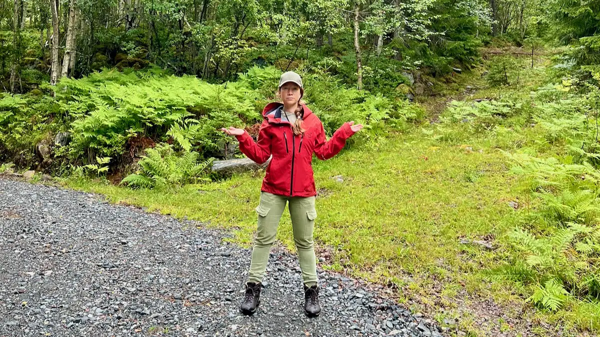 Sabrina Bergmann von A Good Life in nachdenklicher Pose im Wald zum Thema Blutwerte verstehen und eigenverantwortliches Gesundheitsmanagement.