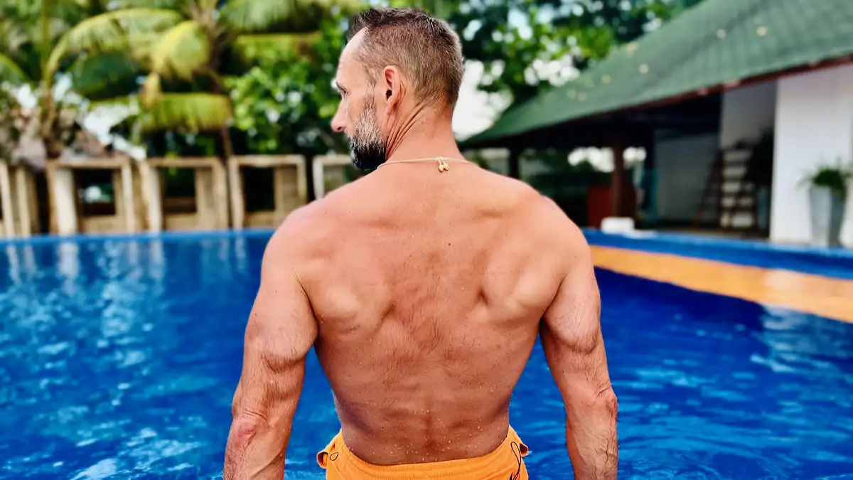Rückenansicht eines 53-jährigen Mannes mit funktioneller Muskulatur – Beispiel für gesunde Lebensspanne durch langfristige Lebensstilentscheidungen